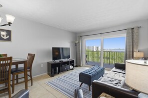 TV, books - Comfortable 1 Bedroom with Intracoastal Water Views (Indian Shores)