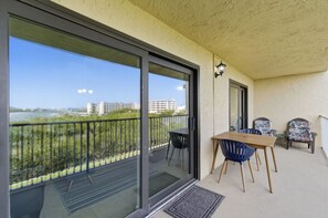 Outdoor dining - Comfortable 1 Bedroom with Intracoastal Water Views (Indian Shores)