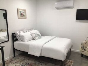 1 bedroom, iron/ironing board, free WiFi, bed sheets - A Cozy One-Person Studio (Mesa)