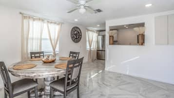 Apartamento, varanda, vista para o jardim | Opções para refeição