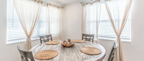 Departamento, patio, vista al jardín | Restaurantes