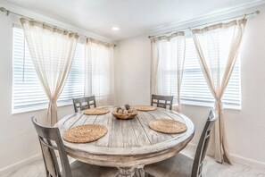 Apartamento, patio, vistas al jardín | Restauración