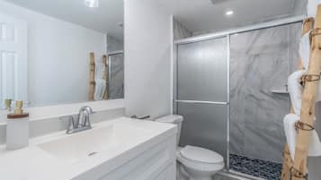 Apartment, Patio, Garden View | Bathroom