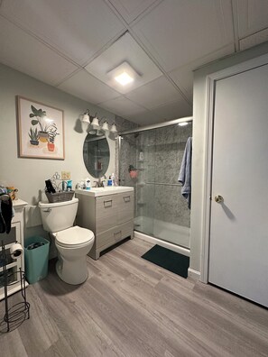 Een douche, een haardroger, handdoeken, toiletpapier