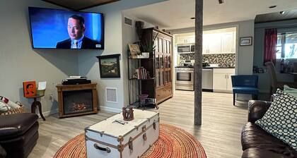 Artsy Private Suite 5 Min from World Cup Stadium, Backyard & Private Entrance