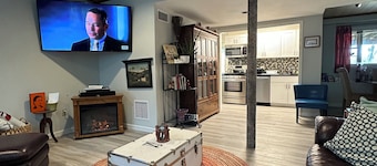 Artsy Private Suite 5 Min from World Cup Stadium, Backyard & Private Entrance