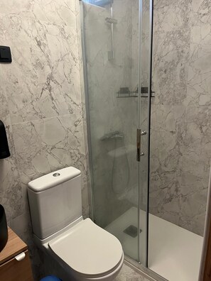 Shower, hair dryer, towels, soap - Heritage Apartment Zechini in Korčula Old Town (Korčula)