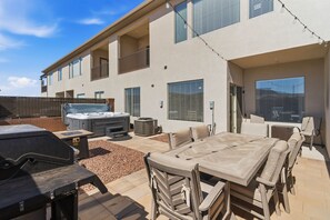 Outdoor dining - Family Escape Near Zion, Pool, Private Hot Tub/Patio (Hurricane)