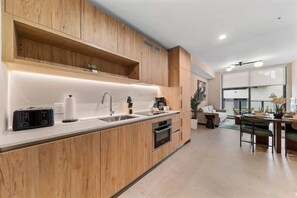 Fridge, microwave, oven, stovetop - The Crosby | King Suite + Rooftop Pool (Miami)