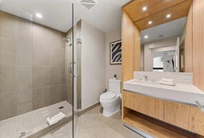 Shower, hair dryer, towels, shampoo - The Crosby | King Suite + Rooftop Pool (Miami)
