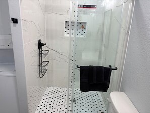 Ducha, toallas, jabón y papel higiénico