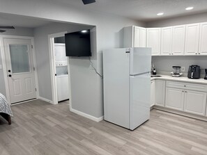 Frigorífico, microondas, placa de cocina y cafetera o tetera