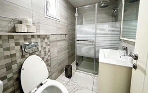 Shower, hair dryer, soap, toilet paper - 3BR Condo for solo travelers only (Accra)