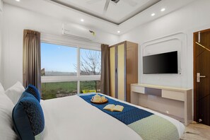 Luxury Villa | Iron/ironing board, free WiFi - Unique Farmhouse by ELIVAAS (Noida)