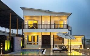 Outdoor pool - Unique Farmhouse by ELIVAAS (Noida)