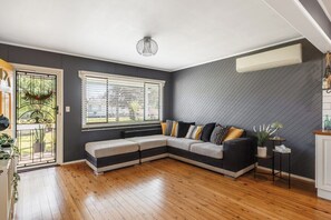 TV - Stylish Cottage Near Hospital Precinct! (Rockville)