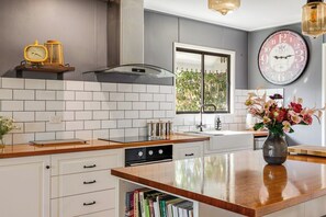 Fridge, microwave, oven, stovetop - Stylish Cottage Near Hospital Precinct! (Rockville)