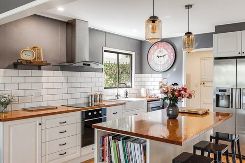 Stylish Cottage Near Hospital Precinct!