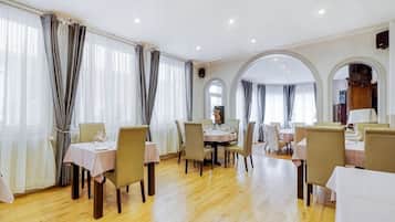 Classic Double Room | Dining