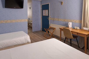 Triple Room | Free WiFi, bed sheets - Hôtel Restaurant Le Plat d'étain (Brou)