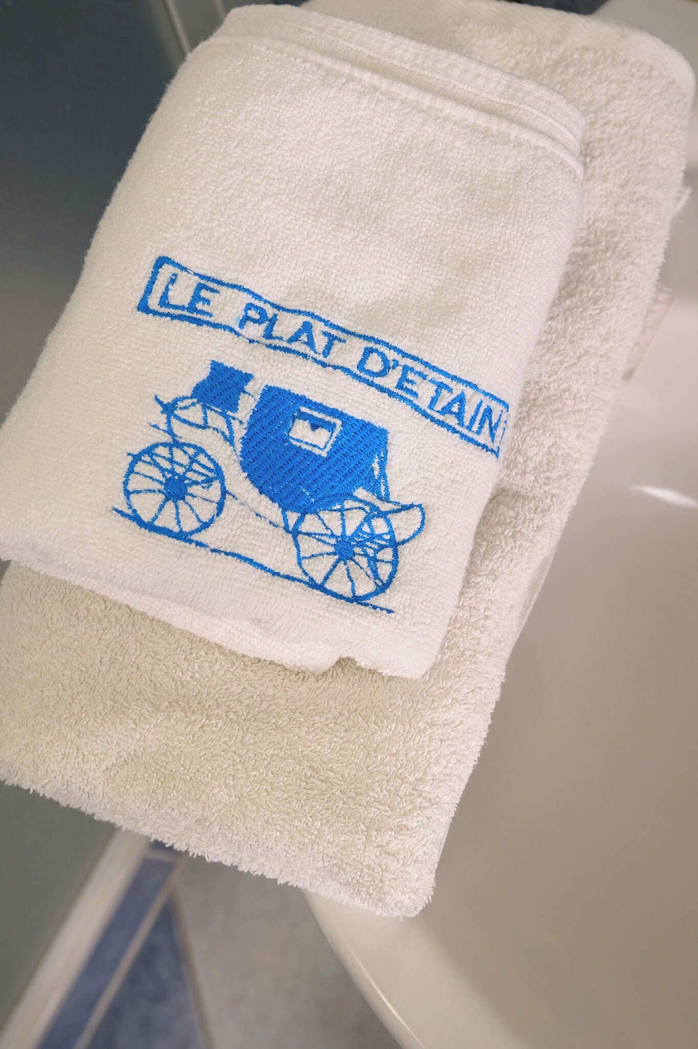 Chambre Triple | Salle de bain | Sèche-cheveux, serviettes fournies, savon, shampoing
