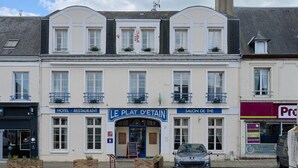 A hotel with a restaurant, a salon, and a car parked in front. - Hôtel Restaurant Le Plat d'étain (Brou)
