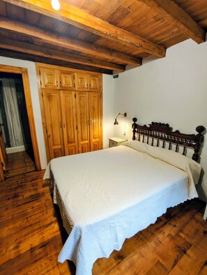 2 bedrooms, WiFi, bed sheets - Casa La Parra, Asturian tradition and wild environment. (Pigüeña)