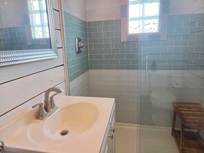 Shower, hair dryer, towels, soap - CAROLINA COTTAGE-Peaceful 1-bedroom cottage in Garfield with lake view (Garfield)
