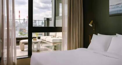 Guest Room|1 Queen Bed|Dutch Hotel