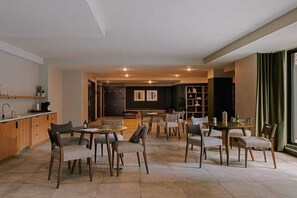 Dining - Guest Room|1 Queen Bed|Dutch Hotel (New York City)