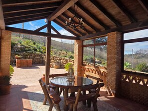 Outdoor dining - Quiet rural house with swimming pool, barbecue, children's playground and panoramic views. (Casabermeja)