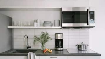 Refrigerador, microondas, placa de cocina, lavavajillas