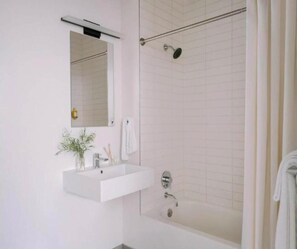 Ducha, secador de pelo, toallas