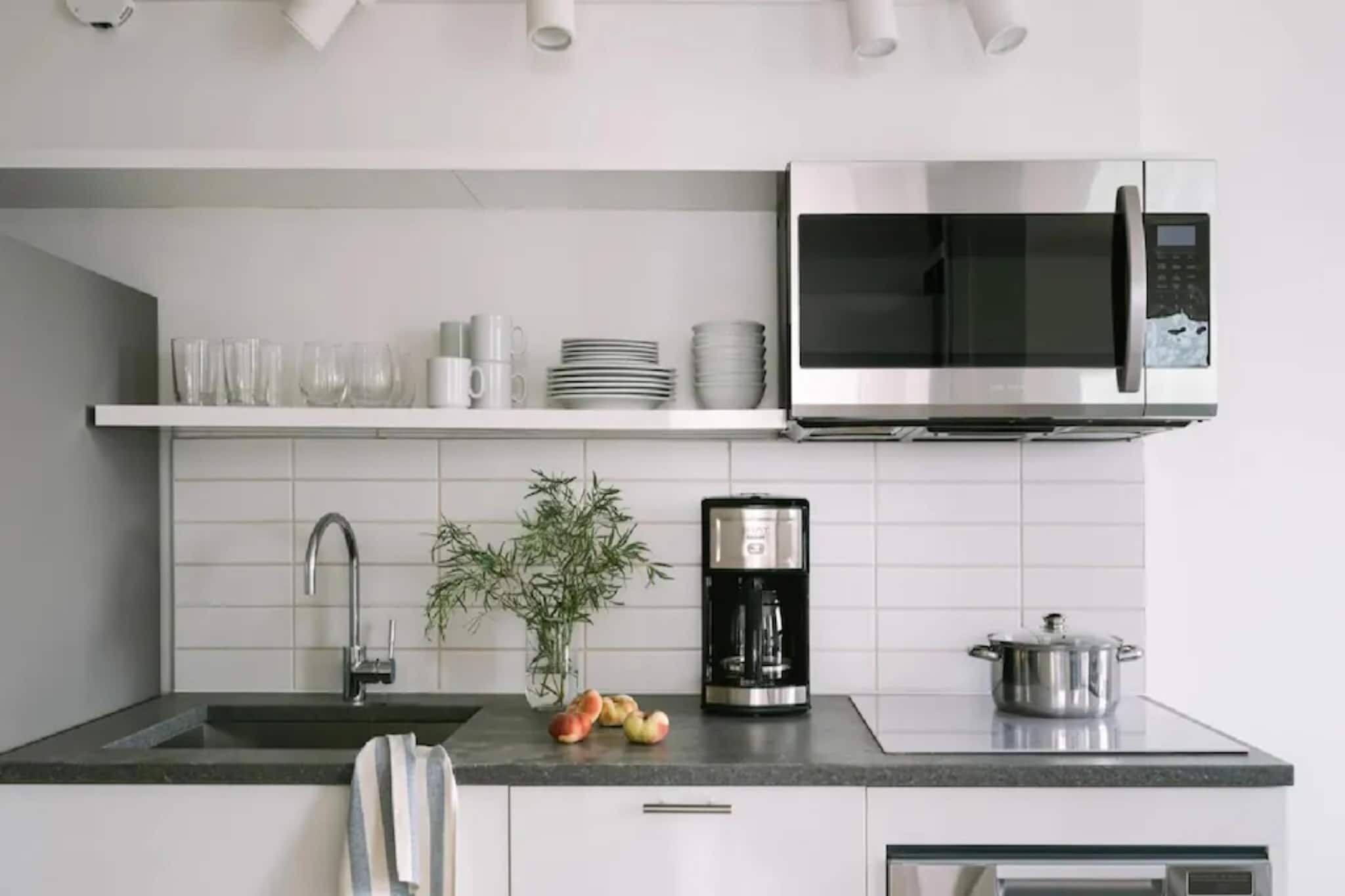 Refrigerador, microondas, placa de cocina, lavavajillas