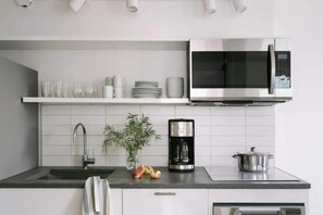 Réfrigérateur, micro-ondes, plaque de cuisson, lave-vaisselle