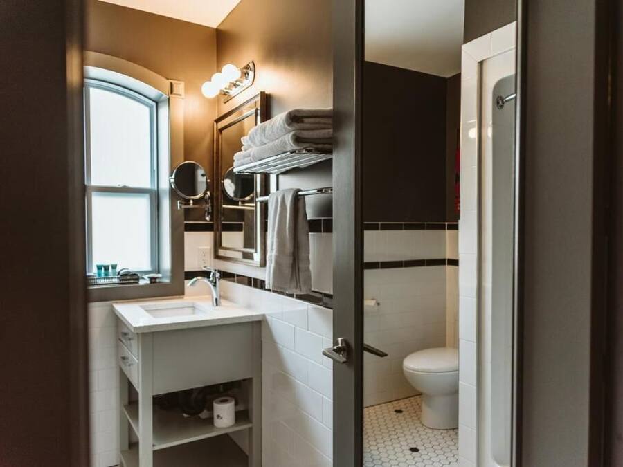 Kamar Klasik, 1 Tempat Tidur King | Kamar mandi | Shower, perlengkapan mandi gratis, pengering rambut, dan handuk