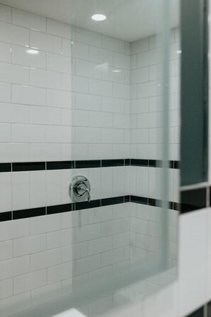Douche, articles de toilette gratuits, sèche-cheveux