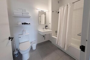 Shower, hair dryer, towels - Studio Stay | Queen Bed | Court Square (New York City)