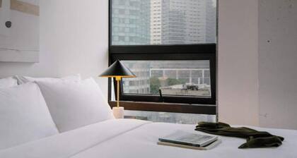 Studio Stay | Queen Bed | Court Square