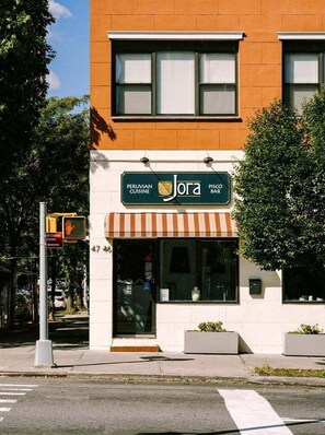 Exterior - Studio Stay | Queen Bed | Court Square (New York City)