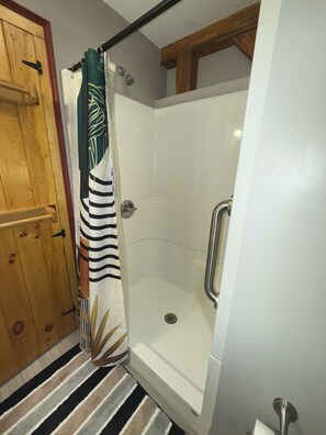 Een douche, een haardroger, handdoeken, zeep