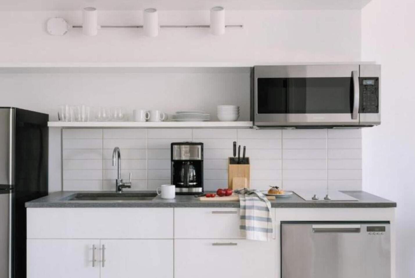 Refrigerador, microondas, placa de cocina, lavavajillas