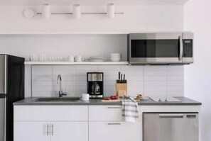 Refrigerador, microondas, placa de cocina, lavavajillas