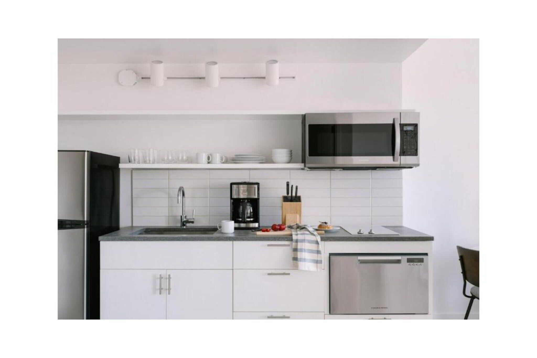 Frigorífico, microondas, placa de cocina y lavavajillas