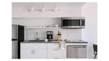Frigorífico, microondas, placa de cocina y lavavajillas