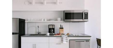 Fridge, microwave, stovetop, dishwasher