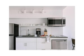 Réfrigérateur, micro-ondes, plaque de cuisson, lave-vaisselle