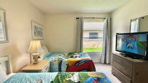 4 bedrooms, iron/ironing board, travel cot, WiFi - Sunlit Splash – Private Pool (Kissimmee)