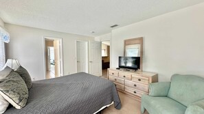 4 habitaciones, tabla de planchar con plancha, cuna de viaje y wifi 