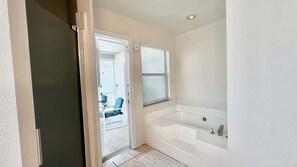 Shower, hair dryer, towels, shampoo - Sunlit Splash – Private Pool (Kissimmee)